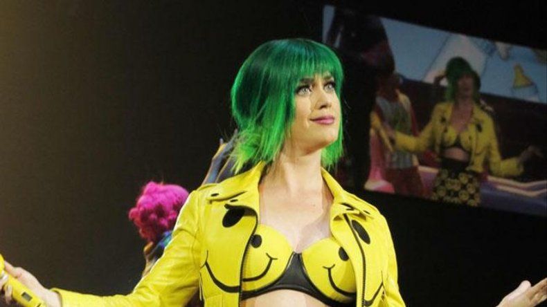 Katy Perry se mantiene fiel a la moda de su adolescencia