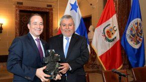 Panamá entrega a Perú la presidencia de las Cumbres de las Américas