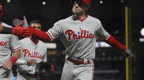 Filis ganan 12-9 a Gigantes con un grand slam de Kelly