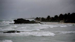 Huracán Ernesto avanza hacia México