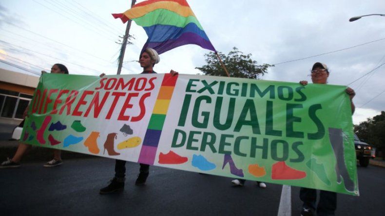 Homosexuales en Bolivia publican la segunda edición del Diccionario marica