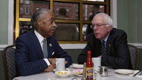 Sanders visita a líder negro en Harlem en busca de votos afroamericanos