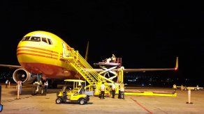 Avión de DHL en el que llegó a Panamá la décima carga de vacunas contra COVID-19.