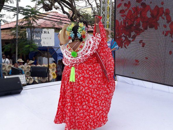 Natalie Harris tirando piquete en Las Tablas