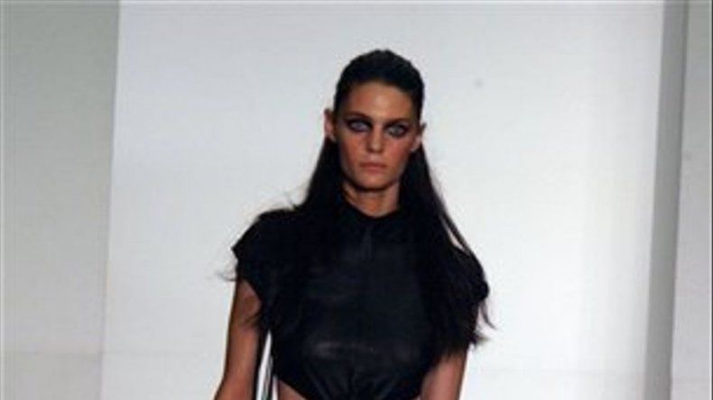 Estrellas deslumbran a modelos en la Semana de la Moda
