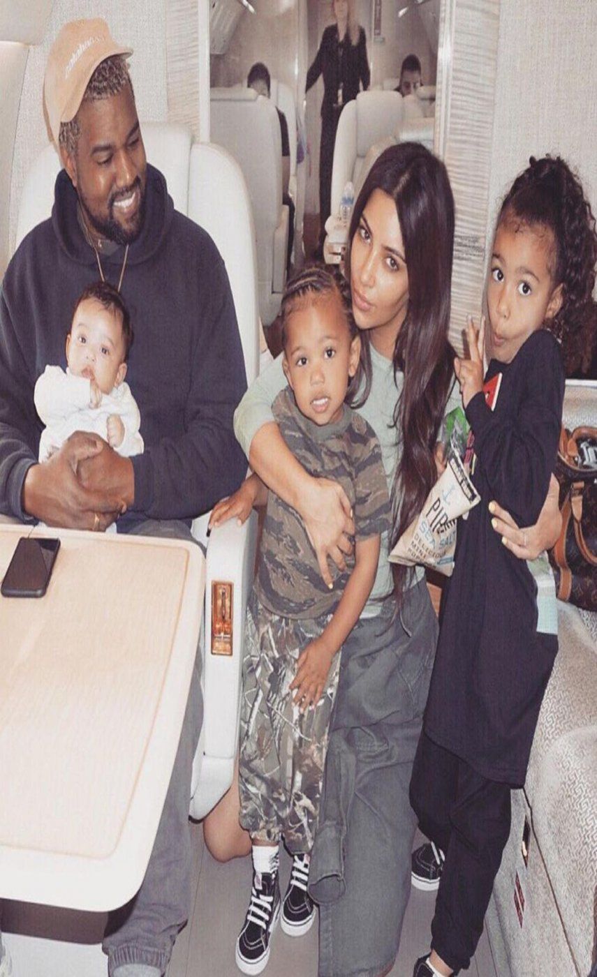 Kim Kardashian y Kanye West junto a sus hijos.