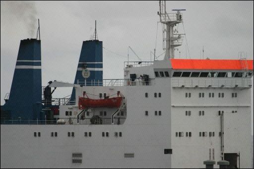 EU vigila barco secuestrado con armas