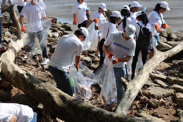 Realizan jornada de limpieza de playa en Panamá Viejo