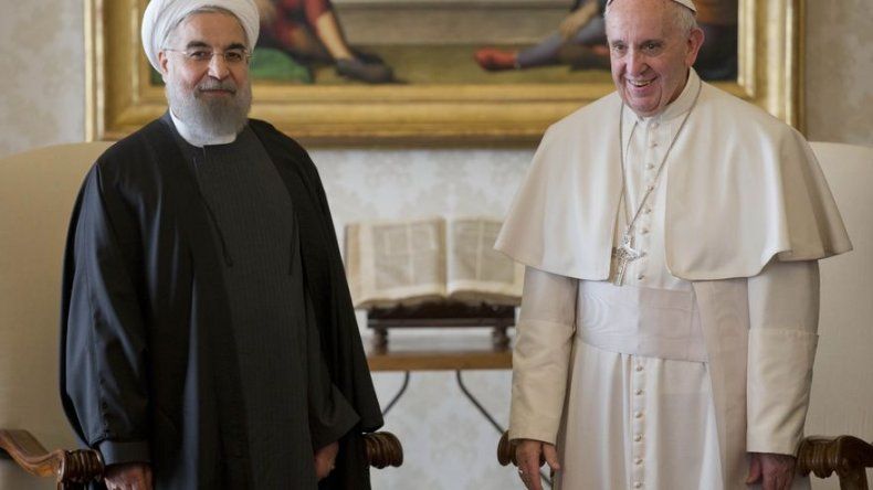 El presidente de Irán se reúne con papa Francisco en Roma