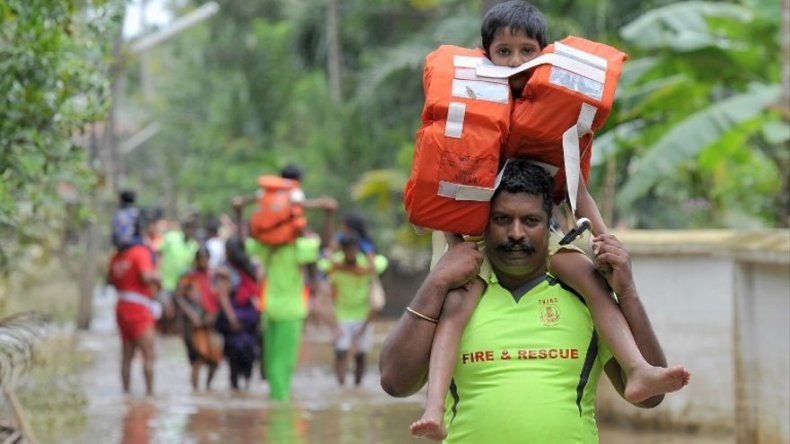 Miles de personas siguen aisladas por las inundaciones en India