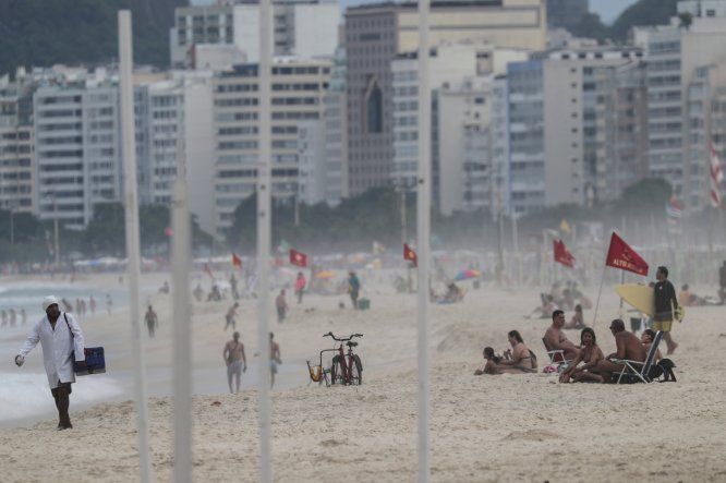 Río de Janeiro reabrió este lunes su playas y parques