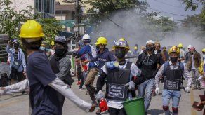 Policía de Myanmar allana casas de trabajadores huelguistas
