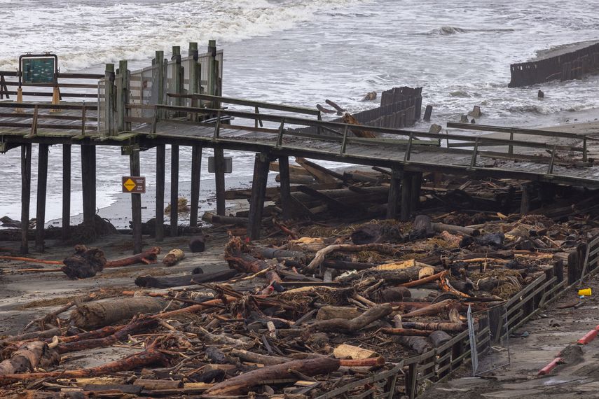 Esta vista aérea muestra el Seacliff peer dañado después de las recientes tormentas en Aptos