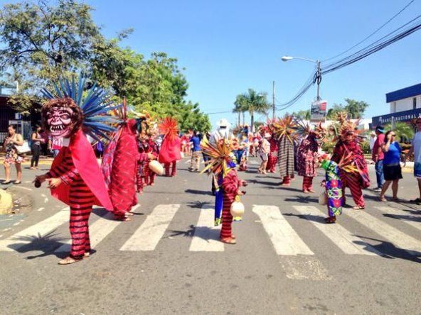 Llegó el día, primer Desfile de los Diablicos Sucios se toma Las Tablas