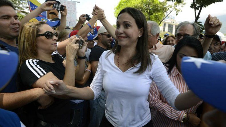 Chavismo pide investigar a diputada por protestas, opositor cumple un mes detenido