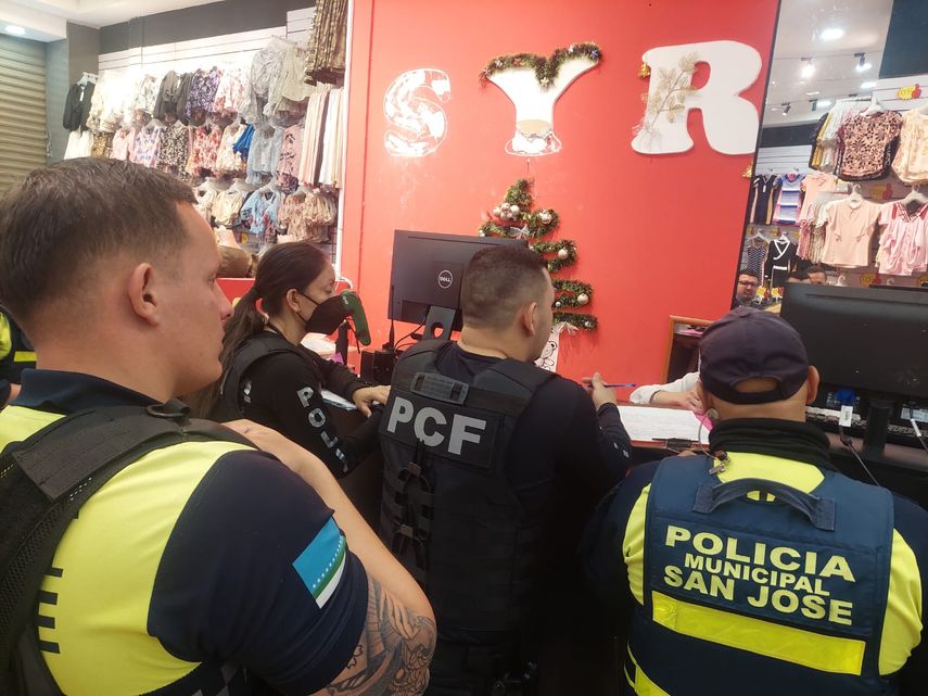 Policía interviene 18 tiendas de Costa Rica tras denuncias por maltrato  laboral