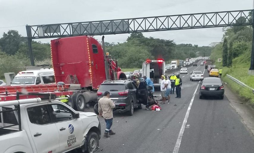 Preliminarmente se informó que ocho vehículos se vieron afectados en este accidente.