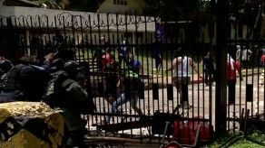 Estudiantes de la UP lanzan piedras a antimotines durante protesta