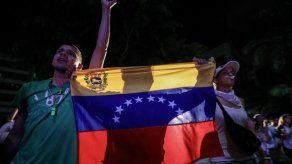 Un 98 % de votantes en plebiscito opositor rechaza constituyente de Maduro