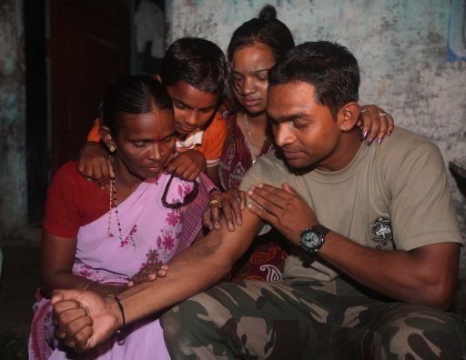 Gracias a tatuaje, policía indio encuentra a su familia 24 años después