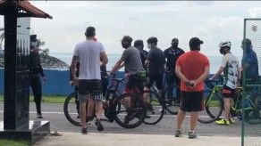 Ciclistas que transitaban por la Cinta Costera reciben llamado de atención de la Policía Ciclistas que transitaban por la Cinta Costera reciben llamado de atención de la Policía