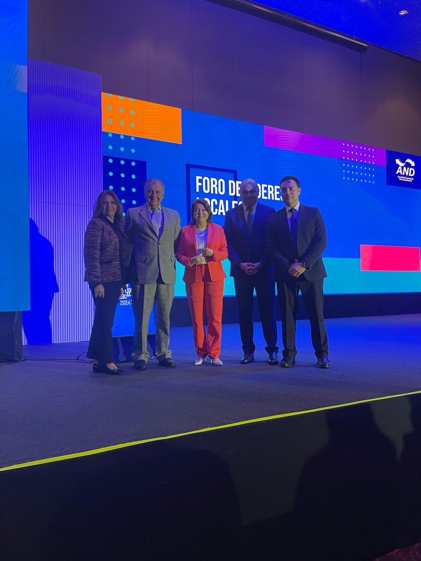 Directora de la Autoridad de Descentralización junto a oradores del Foro&nbsp;