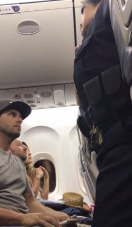 Familia es expulsada de avión de Delta