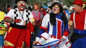 Payasos de Centroamérica y México llenan de color las calles de San Salvador