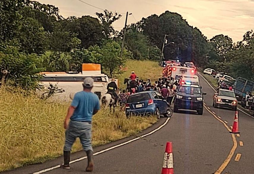 Los afectados en el accidente fueron atendidos por la Policía Nacional y el Cuerpo de Bomberos.