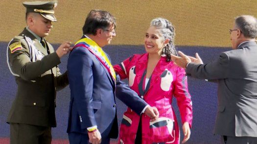 Gustavo Petro asume en Colombia proponiendo paz a armados y fin de guerra antidrogas