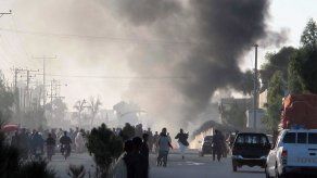 En Lashkargah, donde los talibanes capturaron ya la mayoría de los vecindarios y ahora luchan por la toma de los edificios gubernamentales, el Ejército pidió a los ciudadanos que evacuaran la ciudad afgana.