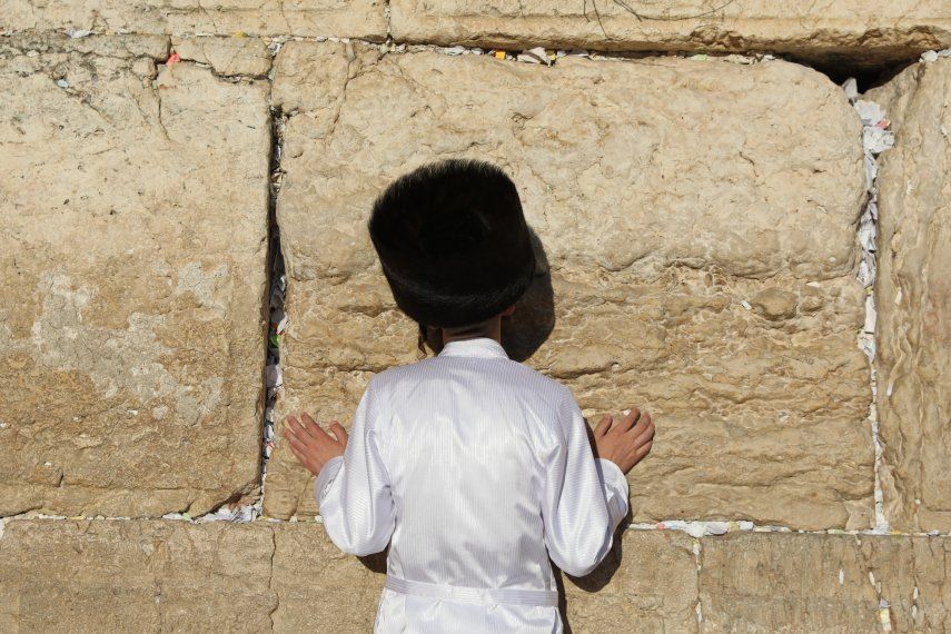 Jerusalem (Israel), 06/09/2021.- An Ultra-orthodox Jew wearing traditional holiday clothes prays on the eve of 'Rosh Hashanah', the Jewish New Year, at the western wall at the old city of Jerusalem, 06 September 2021. (Estados Unidos, Jerusalén) EFE/EPA/ABIR SULTAN Jerusalem (Israel), 06/09/2021.- An Ultra-orthodox Jew wearing traditional holiday clothes prays on the eve of 'Rosh Hashanah', the Jewish New Year, at the western wall at the old city of Jerusalem, 06 September 2021. (Estados Unidos, Jerusalén) EFE/EPA/ABIR SULTAN
