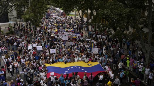 La medida provocó gran malestar entre los educadores, quienes consideran que se violaron sus derechos y sin mediar acuerdo se modificaron hacia la baja sus beneficios laborales.