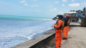 Se pide a los bañistas y embarcaciones artesanales que eviten realizar actividades recreativas en el mar. Se pide a los bañistas y embarcaciones artesanales que eviten realizar actividades recreativas en el mar.