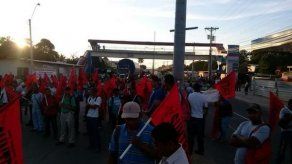 Trabajadores del Suntracs cierran vía Interamericana en Río Hato