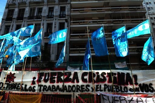 Fuerza Cristina argentinos frente al sanatorio donde operan a Cristina