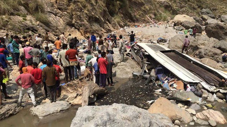 Mueren 44 personas al despeñarse un autobús en India