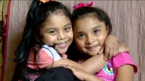 Rara enfermedad afecta a mellizas de 5 años, madre pide aprobación para adquirir el tratamiento