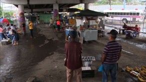 Comerciantes molestos por reubicación bajo un puente en San Miguelito