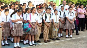 Estudiantes del sistema público recibirán clases de ciencias en inglés