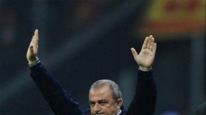 Suspenden 9 partidos a entrenador de Galatasaray por insultar a árbitro
