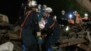 Rescatan bebé de 8 meses de los escombros