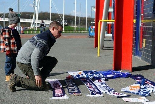 Muamba permanece estable pero en estado crítico