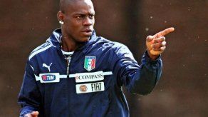 Balotelli: Si me tiran una banana