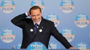 Berlusconi evidencia signos de cansancio en un acto electoral