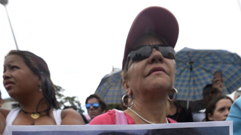 Exreina de belleza y su pareja fueron sepultados en compañía de fanáticos