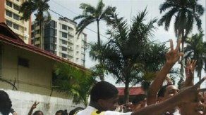 Estudiantes en Colón cierran vía frente al plantel