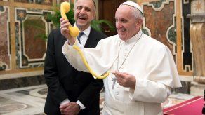 Papa Francisco llama por teléfono a un recolector de residuos de Argentina