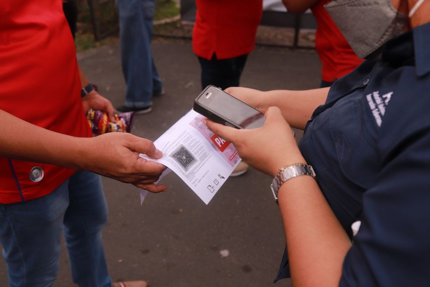 Personal de la AIG solicitó el código QR durante el partido Panamá - Costa Rica.
