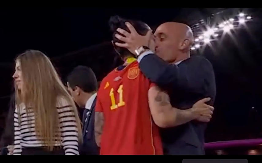 Luis Rubiales besa a Jenni Hermoso Luis Rubiales besa a Jenni Hermoso